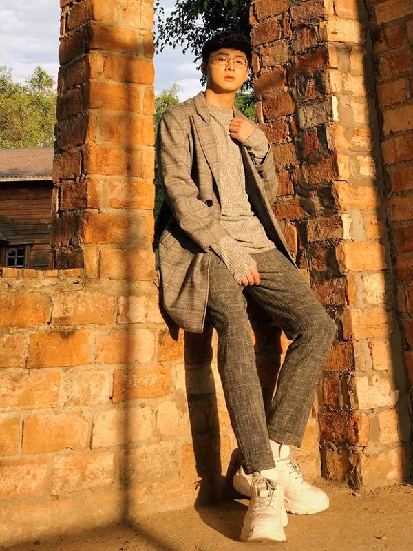 Khi thì điển trai lịch lãm.