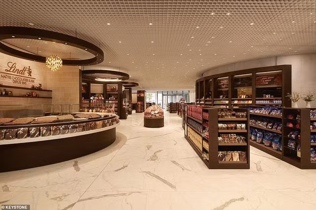 Tổng diện tích khu triển lãm là 1.500 mét vuông. Chỉ riêng cửa hàng socola này đã rộng đến 500 mét vuông.