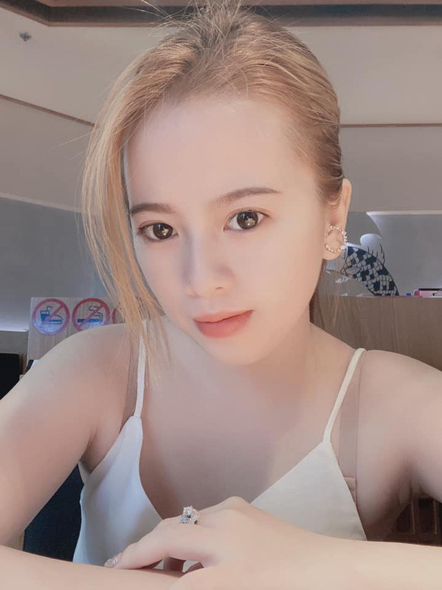 Hồng Quế luôn là người quản lý kề vai sát cánh cùng anh chàng bấy lâu nay.