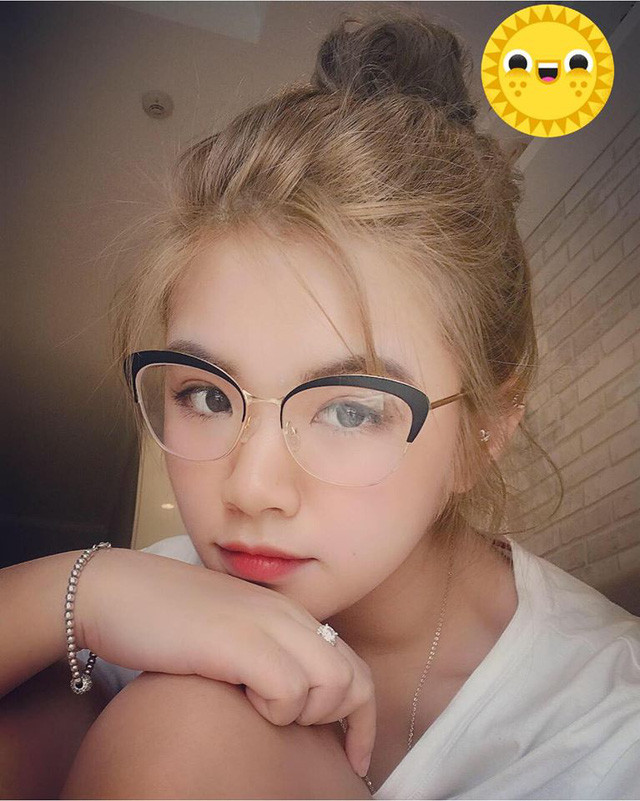 Trang cá nhân của cô nàng Hồng Nhật lại khá kín tiếng, mọi thông tin đều không được bộc lộ nhiều, chỉ biết được rằng cô gái này đến từ Hà Nội.