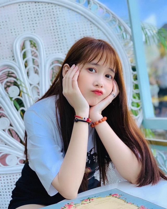 Mai Quỳnh Anh cũng là "nửa kia" gây chú ý của anh chàng streamer Cris Phan. Cô nàng sở hữu nhan sắc không tuổi, là nữ diễn viên trẻ được nhiều người yêu mến qua các series phim hài, phim học đường trên youtube của nhóm hài FAPtv.