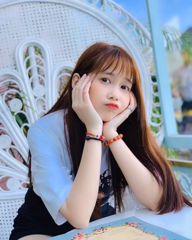 Mai Quỳnh Anh cũng là "nửa kia" gây chú ý của anh chàng streamer Cris Phan. Cô nàng sở hữu nhan sắc không tuổi, là nữ diễn viên trẻ được nhiều người yêu mến qua các series phim hài, phim học đường trên youtube của nhóm hài FAPtv.