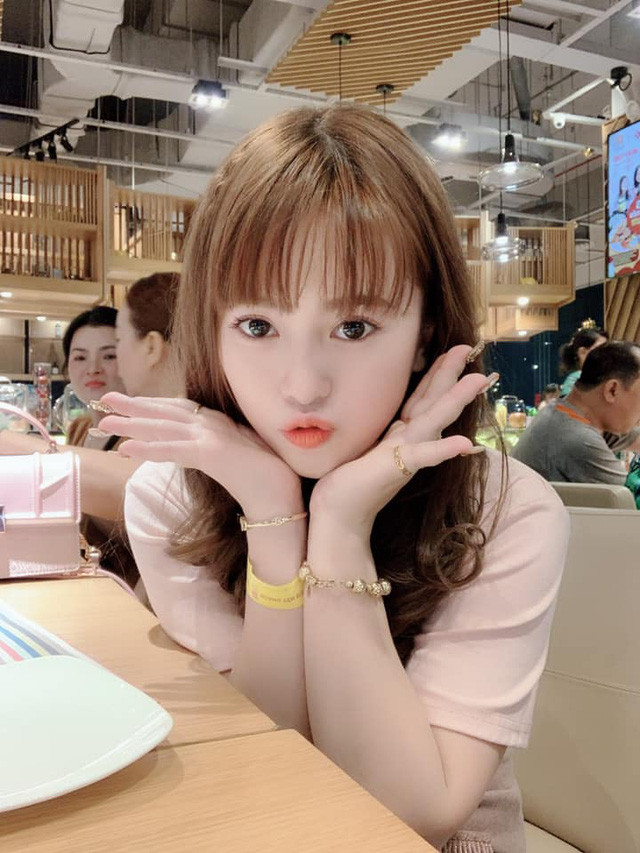 Hồng Quế được biết đến là bạn gái của game thủ nổi tiếng với khả năng cầm Udyr thượng thừa - Trâu – Best Udyr VN. Đây là cái tên rất nổi tiếng trong cộng đồng game thủ LMHT.