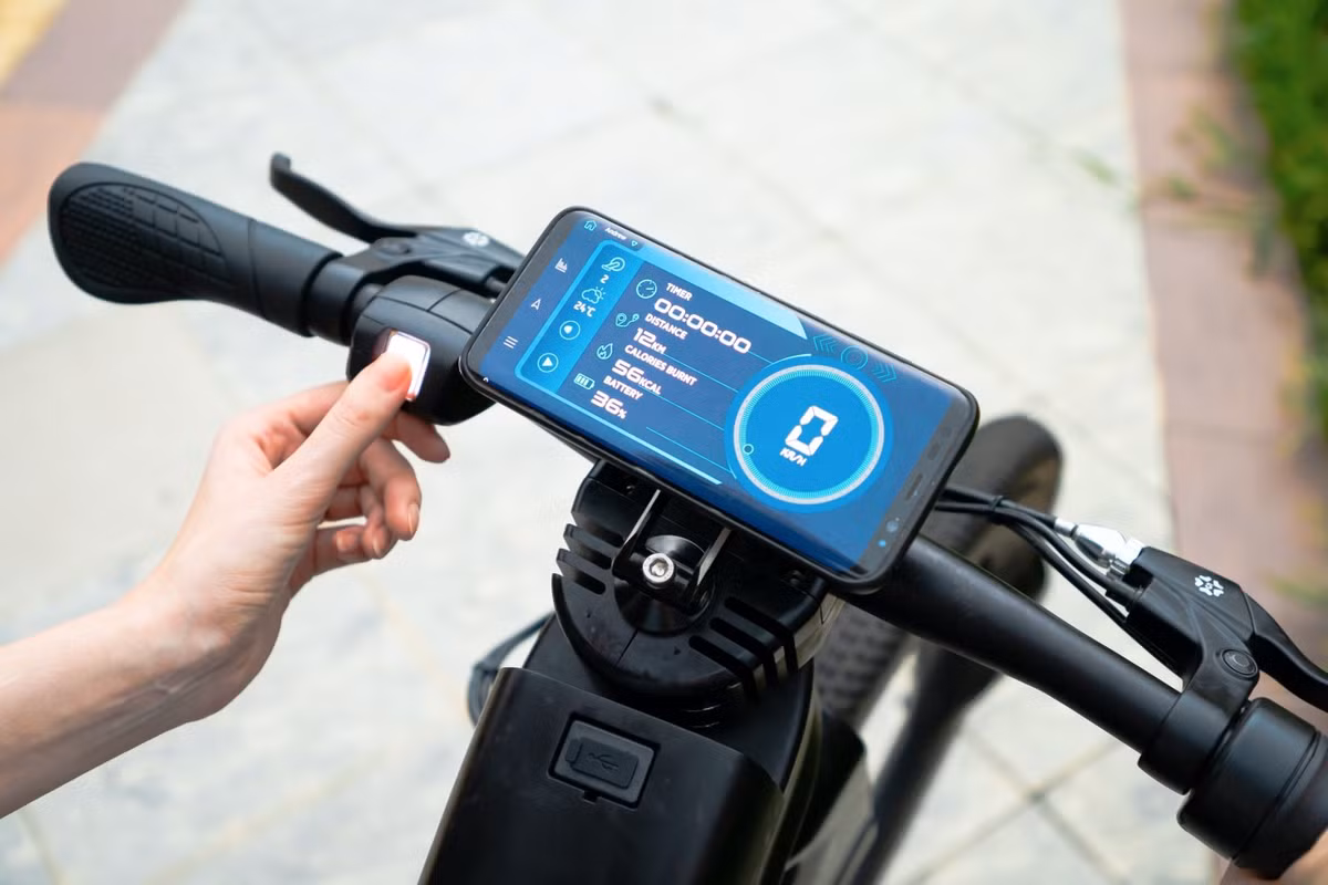 Ngoài ra, xe cũng có tính năng phát hiện chuyển động theo dõi qua GPS. Nghĩa là trong một số trường hợp xấu nhất, người dùng có thể theo dõi chiếc xe đạp trên điện thoại của họ trong một khu vực được chỉ định. Do đó, vị trí cụ thể của xe đạp có thể được giám sát mọi lúc, mọi nơi.