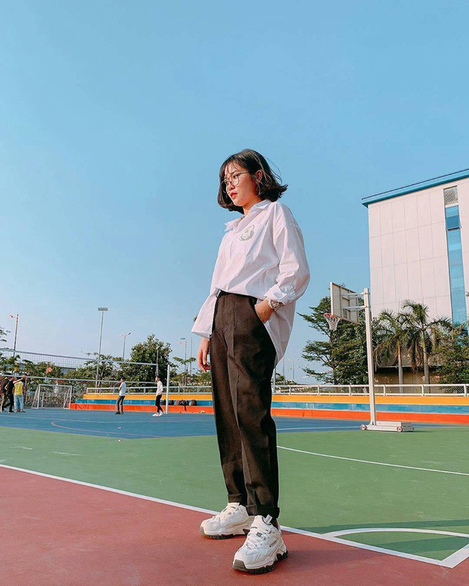 Khác với vẻ ngoài mạnh mẽ, cá tính thường ngày, hình ảnh MisThy ngây thơ, trong sáng trong chiếc áo trắng học sinh đã khiến nhiều bạn trẻ bị hớp hồn.