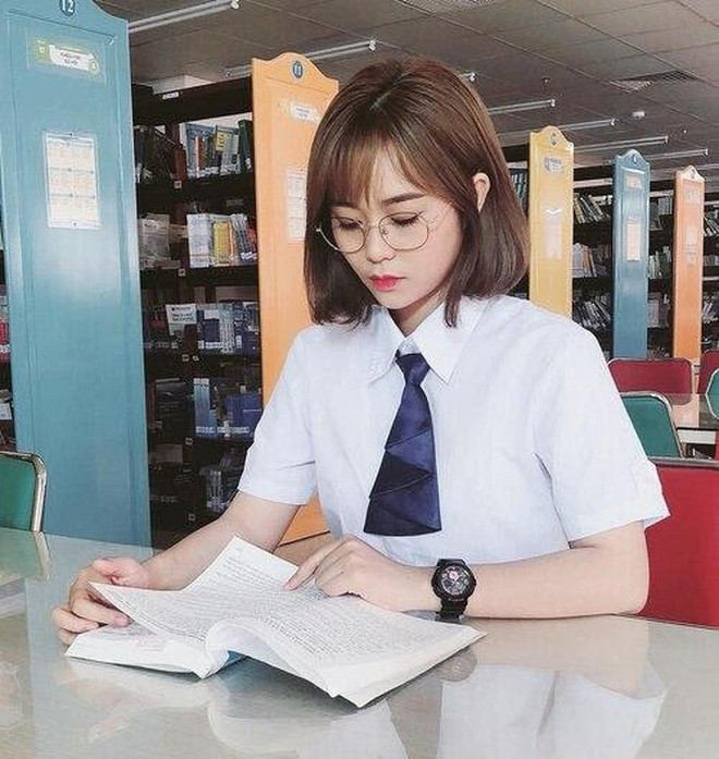 Sơ mi trắng + quần đen là item kinh điển khi chúng ta diện đến trường giống như nữ streamer nổi tiếng này.