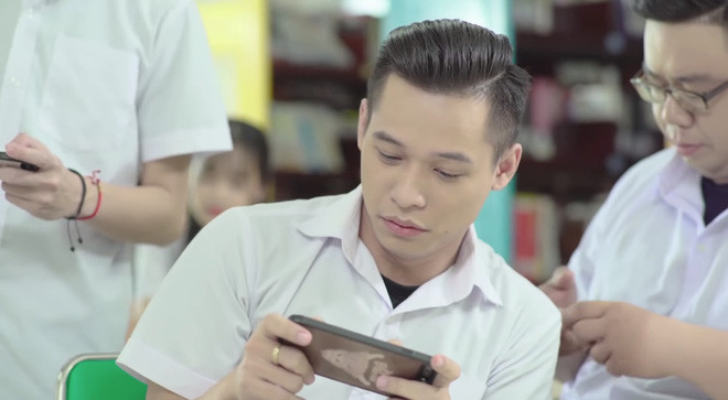 Khác hoàn toàn với hình ảnh một streamer "lầy lội" mỗi lần lên sóng, Độ Mixi khoác áo sơ mi trắng học trò khiến người hâm mộ cảm thấy không quen.