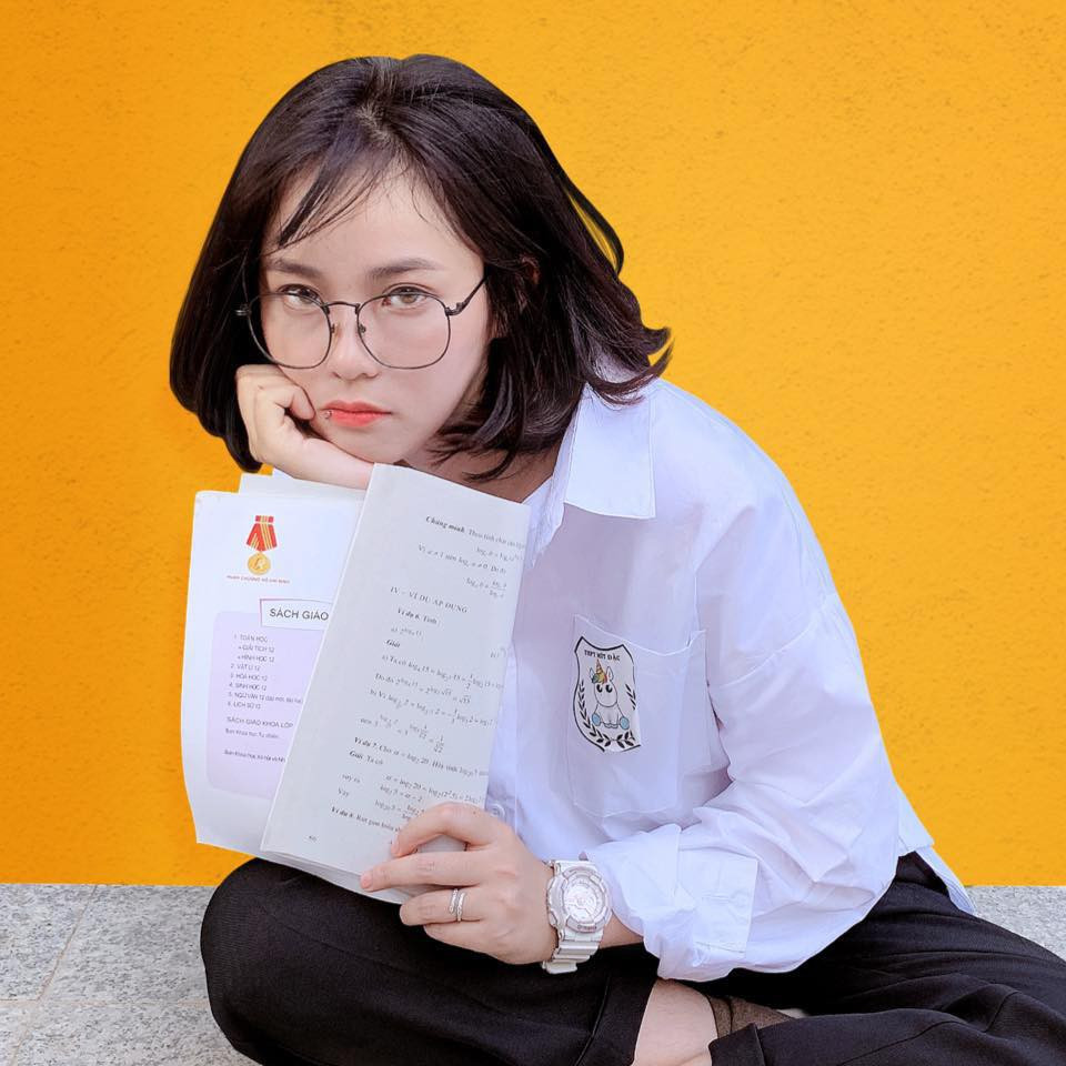 Dù không nữ tính như nhiều cô gái khác, nhưng phong cách mặc áo trắng của MisThy mỗi lần lên sóng đều khiến dân tình nhốn nháo truy tìm địa chỉ mua.