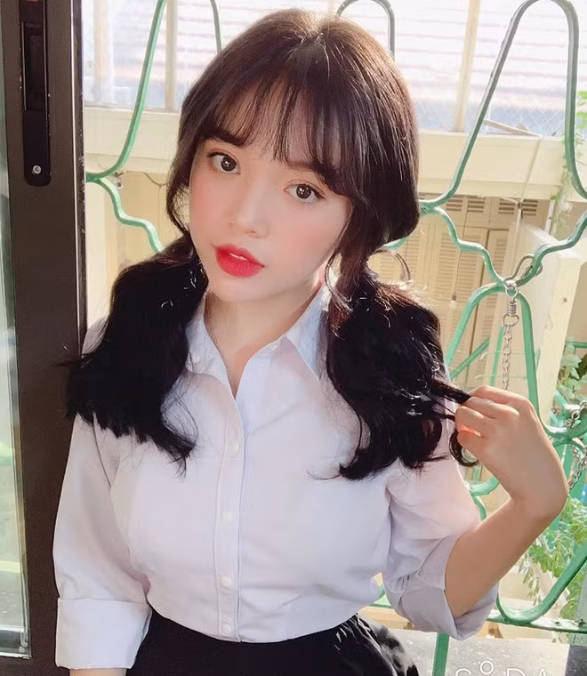 Không riêng gì MisThy, nữ streamer Linh Ngọc Đàm cũng diện cho mình một bộ đồng phục để đón chào ngày tựu trường cùng các em học sinh.