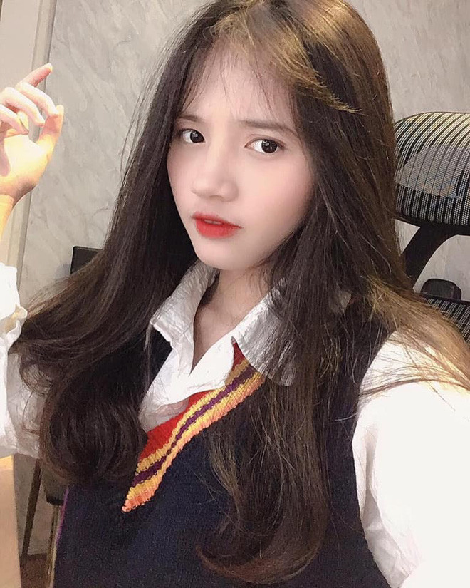 Đặc biệt là khi đang mặc bộ đồ đồng phục học sinh, nữ streamer này vẫn toát lên vẻ đẹp đúng chuẩn hot girl "thanh xuân vườn trường".