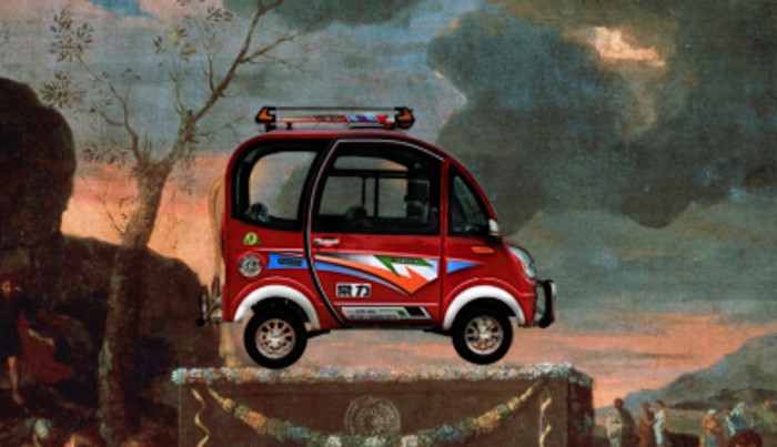 Theo đánh giá của một BTV của một chuyên trang về xe danh tiếng, bên trong là 1 không gian khá rộng lớn. Nó được trang bị đến 2 hàng ghế mà vẫn còn thừa một khoảng không hẹp ở phía sau để cất đồ đạc, hành lý.