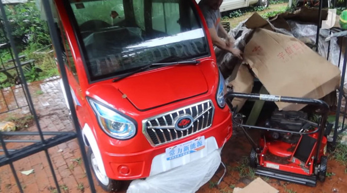 Mới nhìn qua, người xem sẽ tưởng đây là xe đồ chơi nhưng Changli thực sự là một chiếc ô tô điện với đầy đủ chức năng cơ bản.