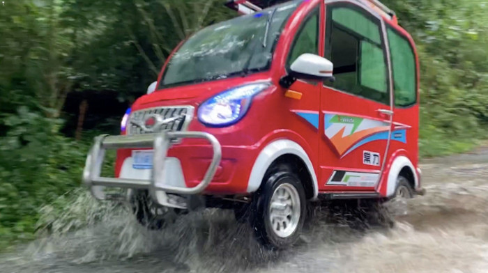 Bên trong xe được thiết kế tương đối gọn gàng, với 1 ghế trên cho tài xế và 1 hàng ghế sau dành cho từ 1 - 2 người nữa. Bên cạnh đó, mẫu xe này còn được trang bị hệ thống 2 quạt riêng biệt ở trên nóc, cùng với 1 cửa sổ trời mini cực tiện lợi.