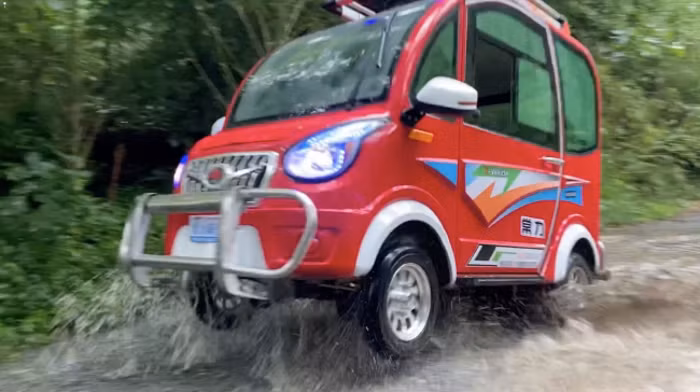 Bên trong xe được thiết kế tương đối gọn gàng, với 1 ghế trên cho tài xế và 1 hàng ghế sau dành cho từ 1 - 2 người nữa. Bên cạnh đó, mẫu xe này còn được trang bị hệ thống 2 quạt riêng biệt ở trên nóc, cùng với 1 cửa sổ trời mini cực tiện lợi.