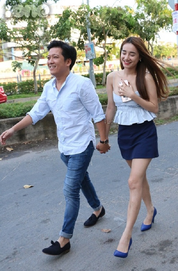 Không chỉ Nhã Phương mà dường như ông xã Trường Giang cũng chuộng các sản phẩm công nghệ của Apple. Bằng chứng là anh từng được bắt gặp trên tay các phiên bản iPhone khác nhau.