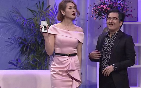 Thậm chí trong một chương trình truyền hình, Trường Giang còn để lộ chiếc điện thoại iPhone XS hoặc XS Max có hình nền khóa là ảnh chụp cùng Nhã Phương.