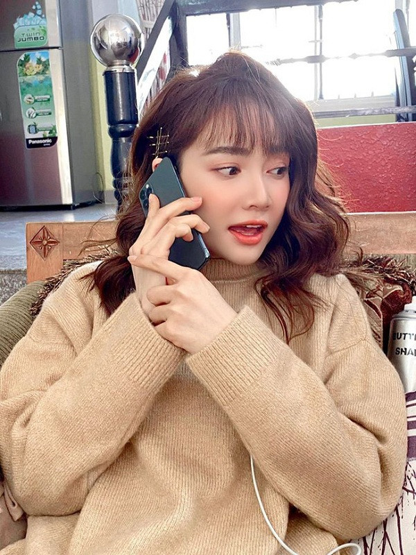 Theo đó, Nhã Phương đang sở hữu chiếc điện thoại iPhone 11 Pro Max phiên bản xanh rêu - từng được nhiều nghệ sĩ Vbiz và thế giới lựa chọn sử dụng.