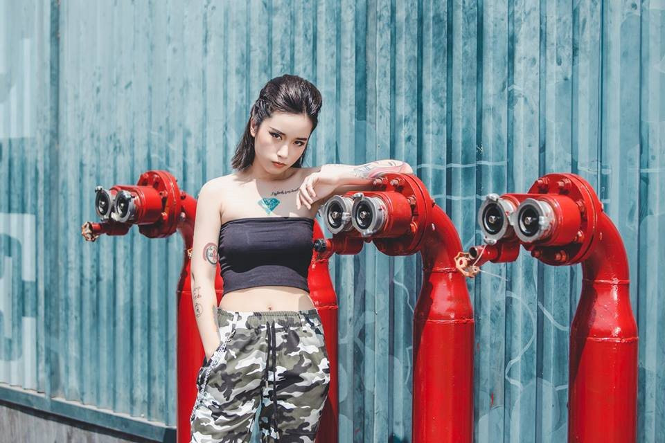 Trên cơ thể của Tippy có rất nhiều hình xăm độc lạ, khá ngầu, nhưng cô nàng vẫn sở hữu một nét đẹp khá dễ thương, và chính sự lạnh lùng này cũng đem lại nét riêng cho cô nàng.