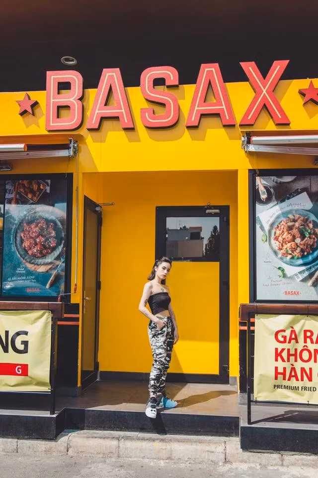 Mặc dù Tippy không nổi tiếng đình đám như nhiều nữ streamer khác, nhưng với các bạn trẻ đam mê game và là game thủ của game Liên Minh Huyền Thoại chắc chắn sẽ biết đến nữ game thủ cá tính mang tên Tippy này.