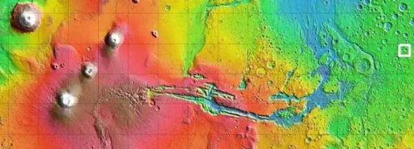 Trong khi bản đồ nhiệt địa trên bề mặt hành tinh này cho thấy nhiều xuất hiện khá nhiều ngọn đồi và miệng núi lửa rải rác trên khu vực tưởng chừng chỉ có những cảnh vật cằn cỗi.