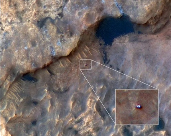 Trong một khoảnh khắc nếu tinh mắt, người xem còn có thể thấy được Curiosity - tàu thăm dò trị giá 2 tỷ USD của NASA. Được đưa lên và lang thang trên sao Hỏa kể từ năm 2012, những chiếc tàu thăm dò không gian có nhiệm vụ gửi lại hình ảnh chi tiết về bề mặt hành tinh này để giúp các nhà khoa học nghiên cứu về địa chất và khí hậu.