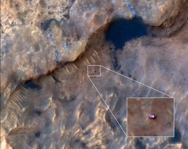 Trong một khoảnh khắc nếu tinh mắt, người xem còn có thể thấy được Curiosity - tàu thăm dò trị giá 2 tỷ USD của NASA. Được đưa lên và lang thang trên sao Hỏa kể từ năm 2012, những chiếc tàu thăm dò không gian có nhiệm vụ gửi lại hình ảnh chi tiết về bề mặt hành tinh này để giúp các nhà khoa học nghiên cứu về địa chất và khí hậu.