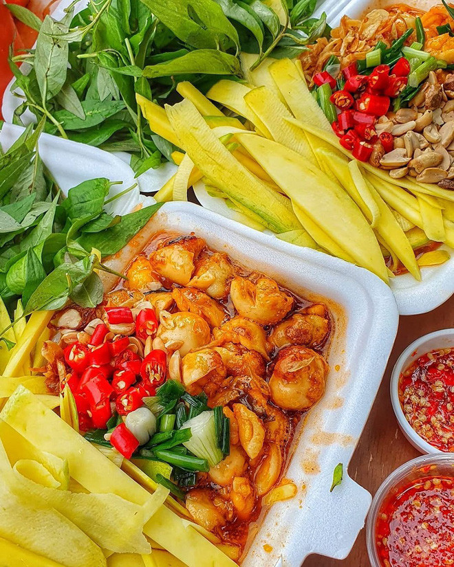 Ngoài TikTok, "Bà Trùm Ăn Ngon" này còn sở hữu trang Instagram review ẩm thực có hơn 32,6k lượt theo dõi