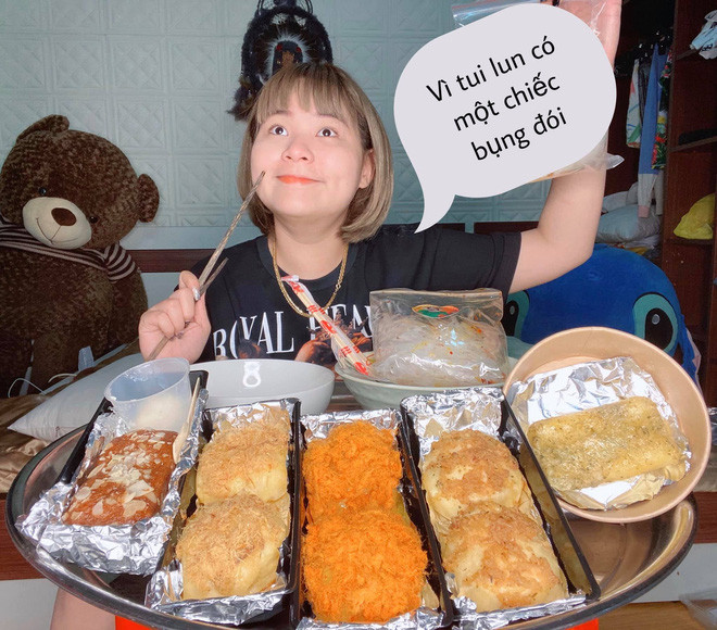 Cô gái này gây ấn tượng bởi lối nói chuyện hài hước, xem review đồ ăn là phụ mà vào coi cô nàng "tấu hài" mới là chính.