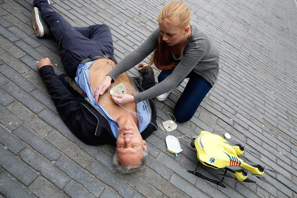 Những chiếc Flycam hạng nhẹ có thể dùng để chuyên chở văcxin, bộ lọc nước hay thậm chí là điện thoại vệ tinh đến những khu vực khó tiếp cận.