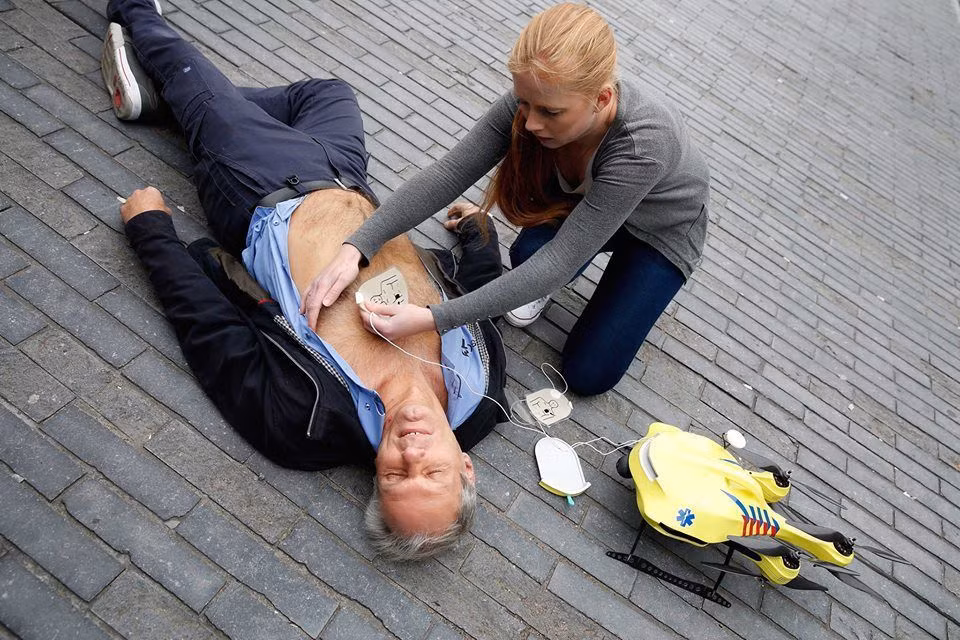 Những chiếc Flycam hạng nhẹ có thể dùng để chuyên chở văcxin, bộ lọc nước hay thậm chí là điện thoại vệ tinh đến những khu vực khó tiếp cận.