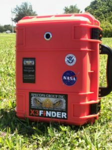 FINDER có thể xác định được người dưới đống đổ nát bằng cách phát đi một tín hiệu vi sóng tần số thấp xuyên qua đống đổ nát. Sau đó, thiết bị này sẽ tìm kiếm những sự thay đổi trong những tín hiệu dội ngược lại thiết bị. Những sự thay đổi trong tín hiệu có thể phát sinh từ những chuyển động nhỏ nhất của nạn nhân còn sống dưới đống đổ nát.