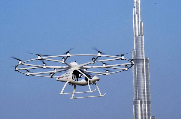 Chiếc máy bay mini này cất và hạ cánh điện tử, sở hữu 18 cánh quạt và không tạo ra nhiều tiếng ồn. Volocity có thể bay được 35km với vận tốc 110 km/h.