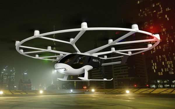 Công ty hàng không Đức Volocopter hợp tác với Grab - ứng dụng di chuyển phổ biến tại Đông Nam Á, phát triển taxi bay không người lái. Chiếc taxi bay VoloCity là thành quả của 8 năm phát triển của hãng này, với tham vọng về một loại phương tiện thay thế, giảm tình trạng ùn tắc tại các đô thị lớn trên thế giới.