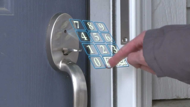 Công nghệ Holographic. Thực tế tăng cường (AR) ngày càng trở nên phổ biến trong cuộc sống. Công nghệ này cho phép bạn mở cửa bằng cách nhập mật khẩu trên bàn phím ảo mà chỉ bạn mới có thể thấy. Bạn cũng có thể thấy công nghệ thực tế tăng cường đã được sử dụng rất nhiều trong giải trí.