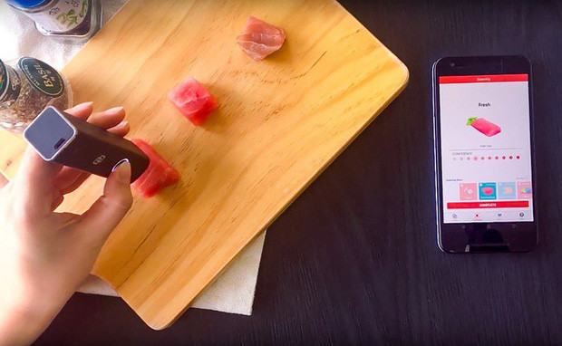 Máy quét quang phổ cầm tay. Thiết bị này có thể đọc được thông tin, chất lượng dinh dưỡng của thực phẩm, nước uống để xem chúng còn tươi không, hay nhận biết chất liệu, vật liệu cấu thành của bất kì đồ vật nào. Trong tương lai, rất có thể công nghệ này sẽ được tích hợp trực tiếp vào những chiếc smartphone nữa.