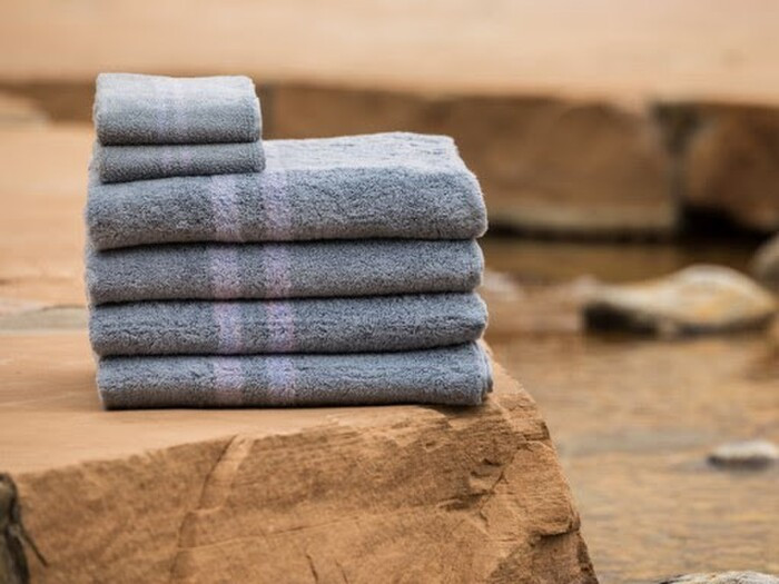 Một công ty có tên gọi Mizu đã cho ra mắt loại khăn tắm kháng khuẩncó khả năng thông báo cho người dùng biết khi nào nên đem khăn đi giặt. Được làm từ loại bông Tân Cương và các hạt bạc kháng khuẩn, loại khăn này có độ thẩm thấu cao nhưng cũng rất nhanh khô. Trên khăn còn có một dải màu, có thể chuyển từ xanh thành đỏ khi tiếp xúc với quá nhiều dầu cơ thể, xà phòng tắm hay vi khuẩn để người dùng có thể biết khi nào nên giặt khăn.