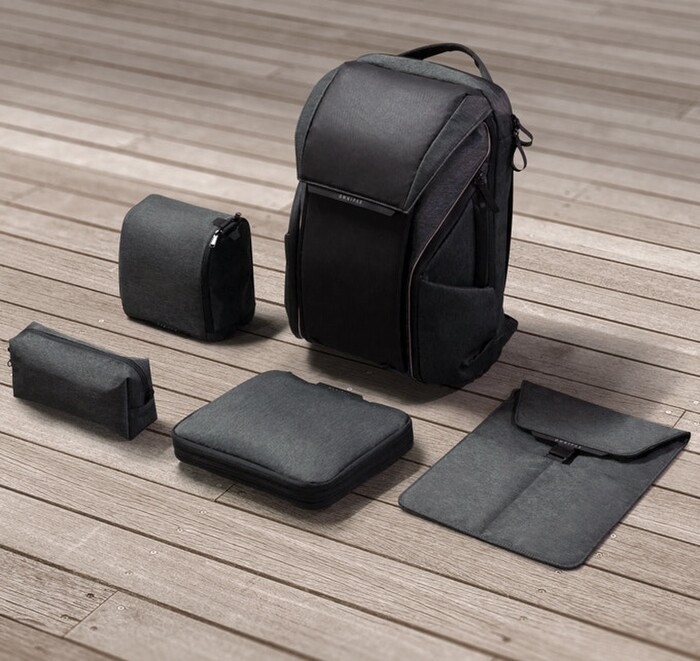 Bên trong balo là một ngăn chứa lớn được chia ra thành những ngăn nhỏ khác như ngăn đựng giày, ngăn đựng các thiết bị sạc, giấy tờ. Bên ngoài còn có dây móc chìa khóa co giãn, giúp người dùng có thể mở khóa mà không cần phải lặn lội lục tung balo lên để tìm.