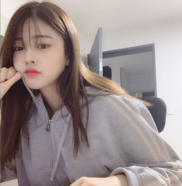 Chính vì vậy, dù trình độ chơi game còn chưa cao nhưng với việc chơi LMHT suốt 78 tiếng, nữ streamer Moonwol lại nhận được nhiều lời động viên. Cộng đồng game thủ khen ngợi tinh thần "cần cù bù thông minh" của cô nàng.