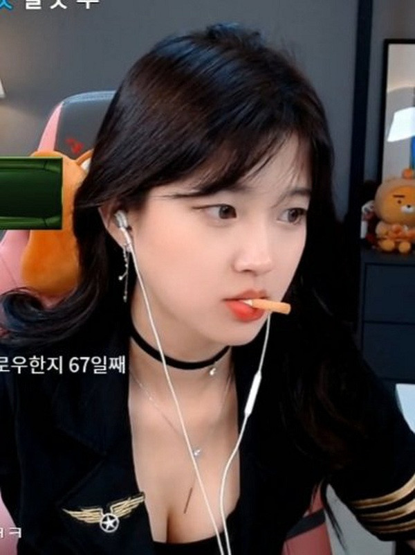 Nhưng khi cần thì cũng cực kỳ gợi cảm và nóng bỏng chẳng kém nữ streamer nổi tiếng nào.