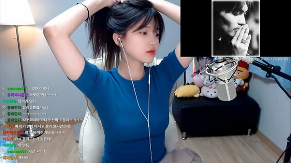 Mới đây, một nữ streamer Hàn Quốc có tên Moonwol đã thực hiện buổi chơi game và stream dài hàng chục tiếng đồng hồ. Việc mắc kẹt ở rank Đồng quá lâu khiến cô nàng hạ quyết tâm "cày" đến khi nào lên hạng mới thôi, khiến nhiều người không khỏi khâm phục.