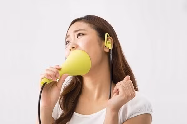 Trước đó, Nhật Bản cũng từng sáng chế nên một thiết bị gọi là chiếc micro hát karaoke ''im lặng'', truyền âm thanh bạn hát vào chính tai nghe mà bạn đang đeo trên tai.