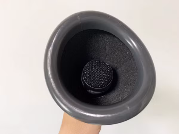 Bộ phận chính của dàn karaoke mini này là một micro chất lượng khá tốt đi kèm với phụ kiện có tác dụng "hãm âm".