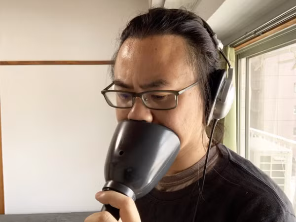 Về cơ bản, giọng hát của người sử dụng chắc chắn đã bị hạ âm lượng đi đáng kể, chỉ giống như đang thì thầm. Tuy nhiên nếu đứng sát cạnh, bạn vẫn có thể nghe thấy tiếng hát.