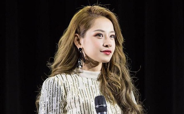 Chi Pu vốn đã là một nhân vật só sức ảnh hưởng lớn trên MXH Việt Nam khi sở hữu lượng người theo dõi cực khủng cả trên fanpage và Instagram. Thời gian này, cô nàng giành được tình cảm của khán giả khi mạnh tay quyên góp 1 tỷ đồng, 5.000 trang phục bảo hộ phòng dịch COVID-19.