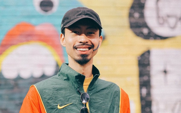 Trong thời gian này, rapper Đen Vâu cũng đóng góp số tiền trăm triệu để cùng đất nước chung tay chống dịch và hỗ trợ bà con chống hạn mặn miền Tây.