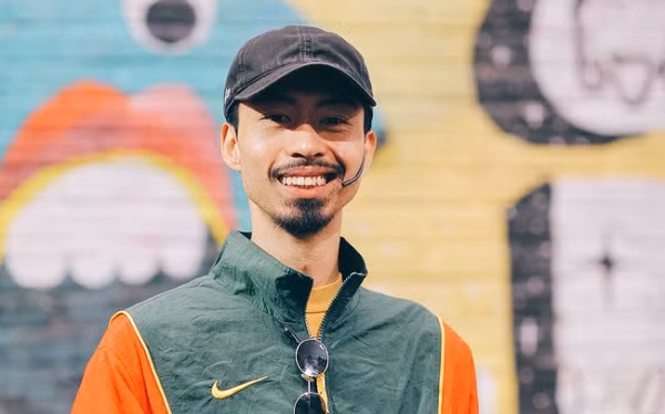 Trong thời gian này, rapper Đen Vâu cũng đóng góp số tiền trăm triệu để cùng đất nước chung tay chống dịch và hỗ trợ bà con chống hạn mặn miền Tây.