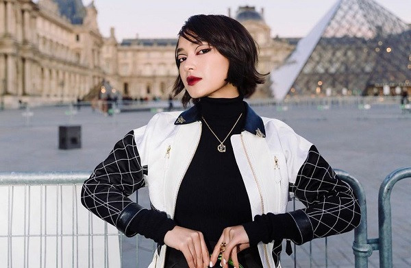 Là một fashionista chưa bao giờ hết hot đối với giới trẻ, Châu Bùi còn có những chia sẻ lạc quan và tích cực về cuộc sống nơi cách ly trên trang cá nhân và kênh YouTube. Cô nàng được nhận xét luôn đem nguồn năng lượng tích cực đến khắp mọi nơi và khiến nhiều người khâm phục bởi tài năng khi còn ở độ tuổi khá trẻ.