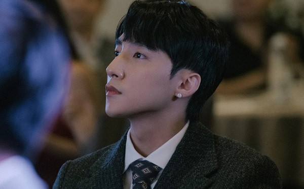 Dù không có nhiều động thái trong thời điểm COVID-19 căng thẳng, Sơn Tùng M-TP vẫn được nhiều người hâm mộ yêu mến bởi tài năng và sự đóng góp thầm lặng. Giọng ca "Hãy trao cho anh" giữ vị trí thứ 2 trong danh sách 10 nhân vật có sức ảnh hưởng nhất MXH Việt.