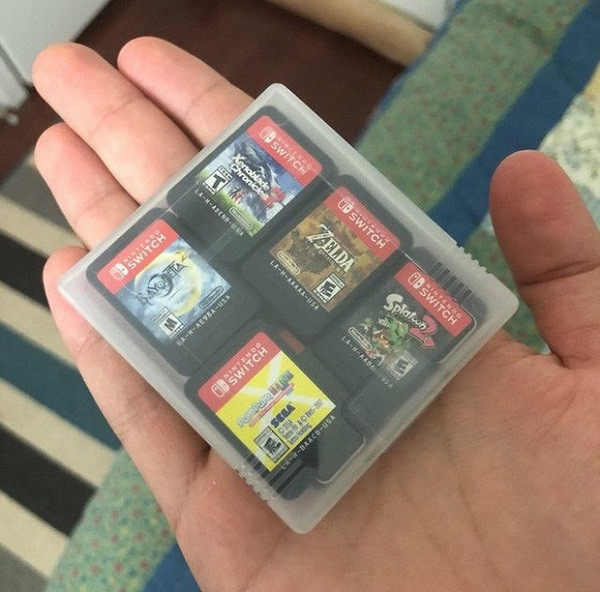 Không ít đứa trẻ tò mò đã từng thử nếm hoặc thậm chí ăn thử hộp trò chơi của Nintendo. Hãng này quyết định thêm hương vị vào hộp đựng trò chơi của họ như các hóa chất vô hại tạo vị đắng khó chịu, khiến trẻ em, hoặc bất cứ ai khác, không bao giờ muốn thử nếm lại.