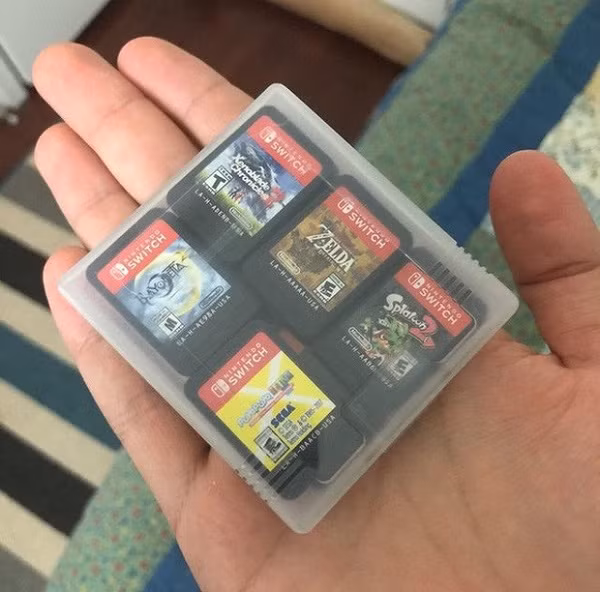 Không ít đứa trẻ tò mò đã từng thử nếm hoặc thậm chí ăn thử hộp trò chơi của Nintendo. Hãng này quyết định thêm hương vị vào hộp đựng trò chơi của họ như các hóa chất vô hại tạo vị đắng khó chịu, khiến trẻ em, hoặc bất cứ ai khác, không bao giờ muốn thử nếm lại.